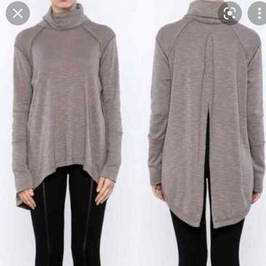 Comfy top, worn a few times. Not the color on model. Dark gray.